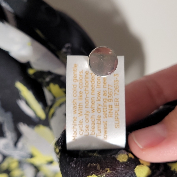 Decree, size Large, Black polyester floral yellow tank top blouse - Picture 7 of 8